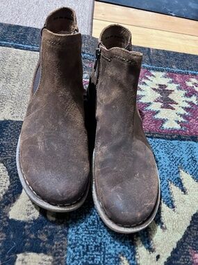 Born Tabby Chelsea Suede boots